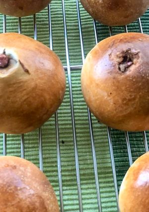 A picture of Red beans paste bread (Anpan).
