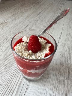 Quinoa joghurttal és málnával recept fotója