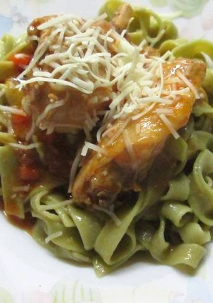 Una foto de Pollo en salsa páprika con tagliatelle