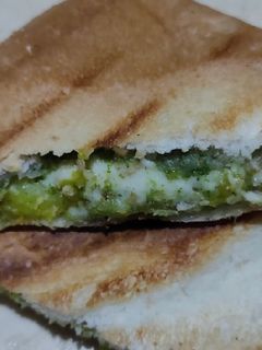 આલુ ચીઝ ટોસ્ટ (Aalu Cheese Toast recipe in Gujarati) રેસીપી મુખ્ય ફોટો