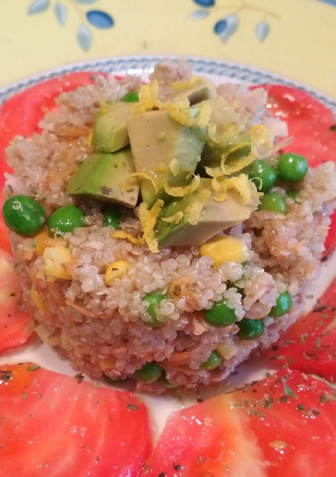 Una foto de Ensalada de quinoa con verduras