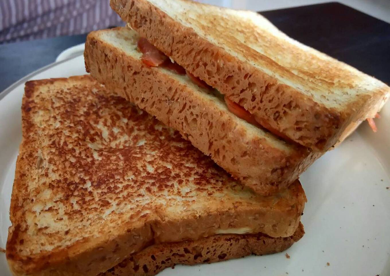 Roti Gandum Panggang isi Sosis Rempah saus keju (wheat bread toast with cheesy sauce and sausage herbs filling)
