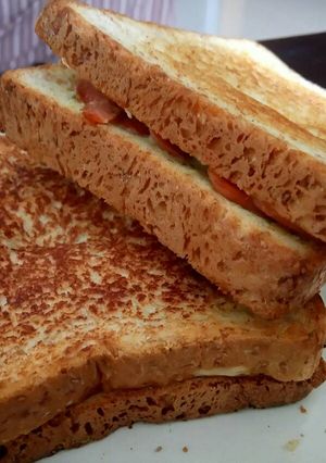 Foto resep Roti Gandum Panggang isi Sosis Rempah saus keju (wheat bread toast with cheesy sauce and sausage herbs filling)