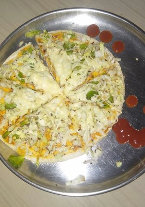 પિઝા(Pizza Recipe in Gujarati) રેસીપી મુખ્ય ફોટો