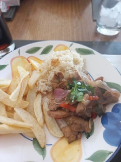 Una foto de Pollo saltado