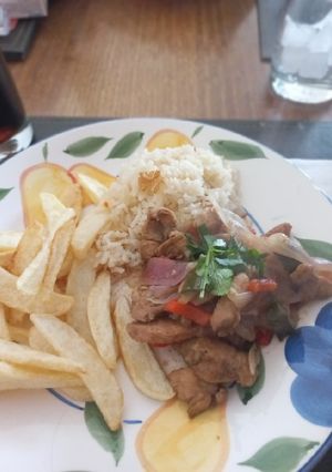 Una foto de Pollo saltado