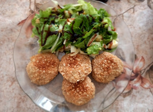 Una foto de Nuggets de Pollo y Verdeo Caseros con Ensalada