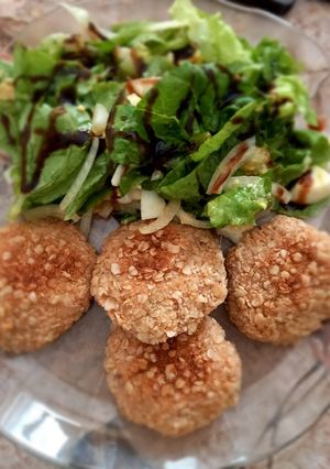 Una foto de Nuggets de Pollo y Verdeo Caseros con Ensalada