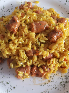 Una foto de Arroz con salchichas rojas