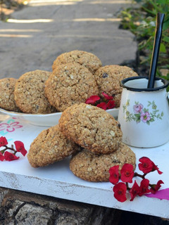 Una foto de Galletitas integrales con avena,miel y chocolate amargo🍪