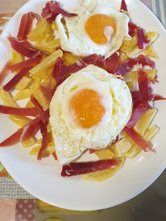Una foto de Huevos con japapas