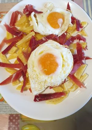 Una foto de Huevos con japapas