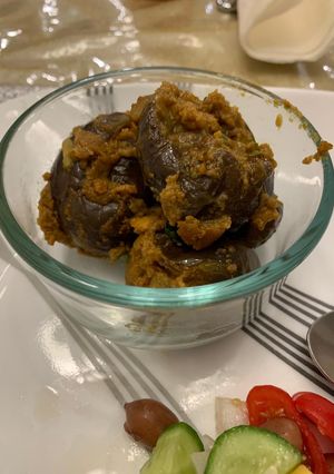 ભરેલા રીંગણ બટાકા નું શાક (Bharela Ringan Bataka Shak Recipe In Gujarati) રેસીપી મુખ્ય ફોટો