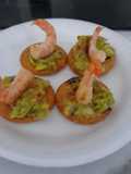Canapés de aguacate con camarón estilo EL DONJAH
