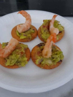 Una foto de Canapés de aguacate con camarón estilo EL DONJAH