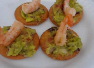 Una foto de Canapés de aguacate con camarón estilo EL DONJAH