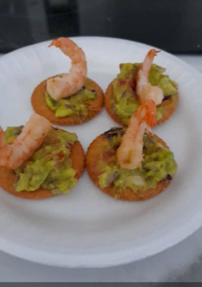Una foto de Canapés de aguacate con camarón estilo EL DONJAH
