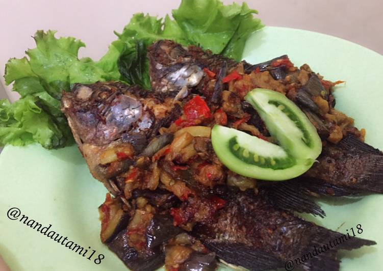 Bagaimana meracik Mujair goreng sambal terong Lezat