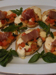 Una foto de Bruschettas capresa con prosciutto crudo
