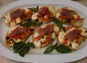 Una foto de Bruschettas capresa con prosciutto crudo