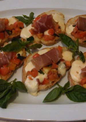 Una foto de Bruschettas capresa con prosciutto crudo