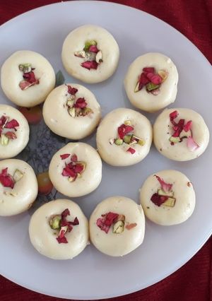 मिल्क पेड़ा(Milk Peda recipe in Hindi) रेसिपी मुख्य फोटो