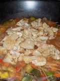 Salteado al wok de vegetales, pescado y pasta