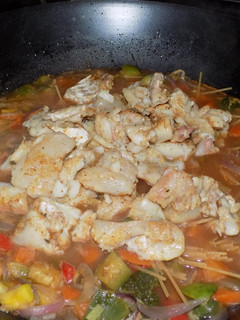 Una foto de Salteado al wok de vegetales, pescado y pasta