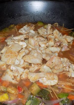 Una foto de Salteado al wok de vegetales, pescado y pasta