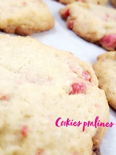 Une photo de Cookies pralines roses et chocolat blanc 🍪