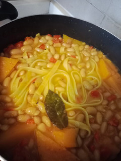 Una foto de Porotos con riendas