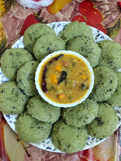 पालक और प्याज़ की इडली (spinach & onion idli) रेसिपी मुख्य फोटो