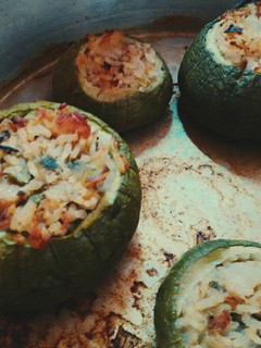 Una foto de Zapallitos rellenos con arroz y pollo