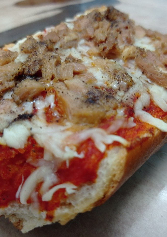 Una foto de Pizza con barra de pan