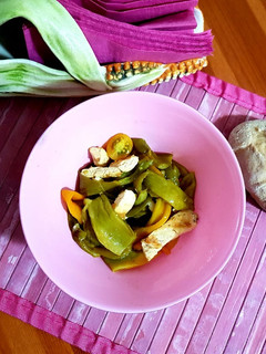Foto di Insalata di pollo, peperoni e datterini gialli
