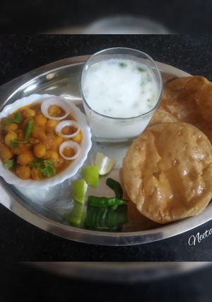 છોલે પૂરી(Chhole Puri Recipe in Gujarati) રેસીપી મુખ્ય ફોટો