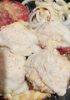 Una foto de Zapallitos y tomate 🍅 rellenos con salsa blanca gratinada y cebolla caramelizada