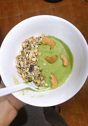 Hình của món Sinh tố bơ cùng hạt Garnola giảm mỡ.