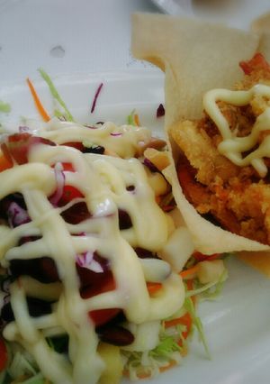 รูปของ สลัดรวมกุ้งทอดปอเปี๊ยะกรอบ