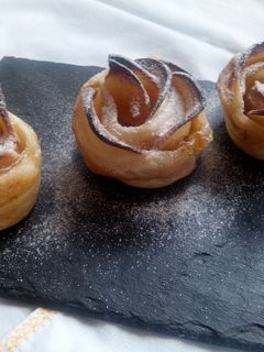 Una foto de Rosas de manzana con hojaldre