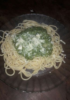 Una foto de Pasta con salsa verde