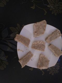 માંડવી ની ચીકી ( Mandvi Chiki Recipe In Gujarati રેસીપી મુખ્ય ફોટો