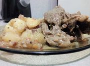 Una foto de costeletas a la olla con cebolla