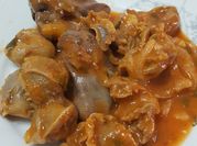 Una foto de mollejas de pollo en salsa picante
