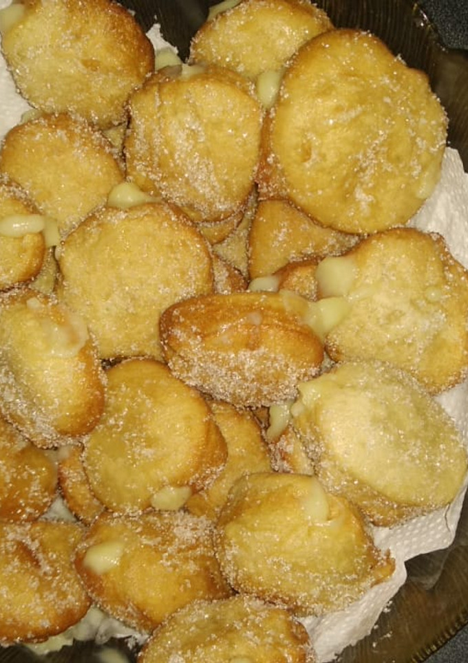Una foto de Bizcochos rellenos de crema pastelera!!!!😀😀😀🤗🤗🤗🤗