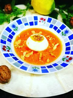 Una foto de Queso fresco Burgos de Arias sobre puré de caqui