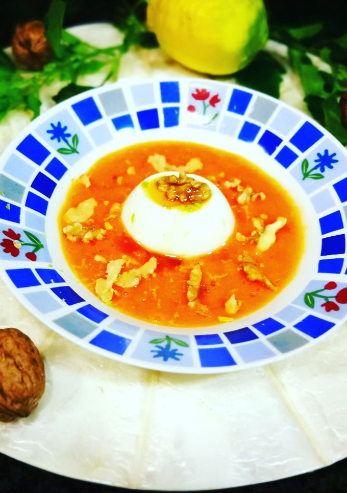 Una foto de Queso fresco Burgos de Arias sobre puré de caqui