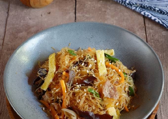 Japchae (dengan bihun jagung)