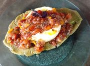 Una foto de nopales en salsa