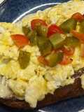 Tosta com ovo e pickles